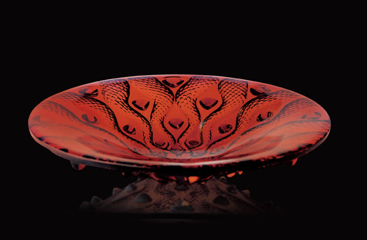 靈蛇優美線條 水晶盤展露無遺