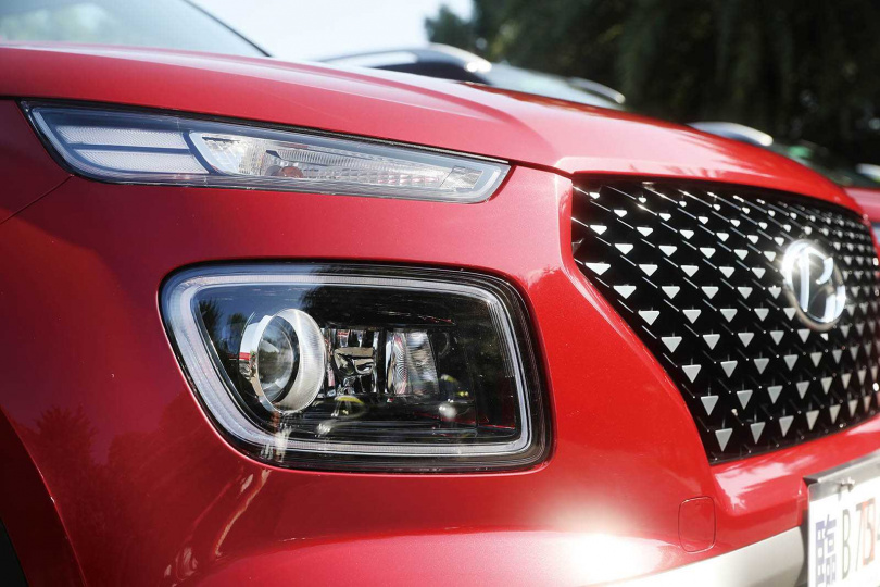 造型上扁下方的分離式頭燈組，十分新潮，很受年輕人喜愛。（圖／趙世勳攝）