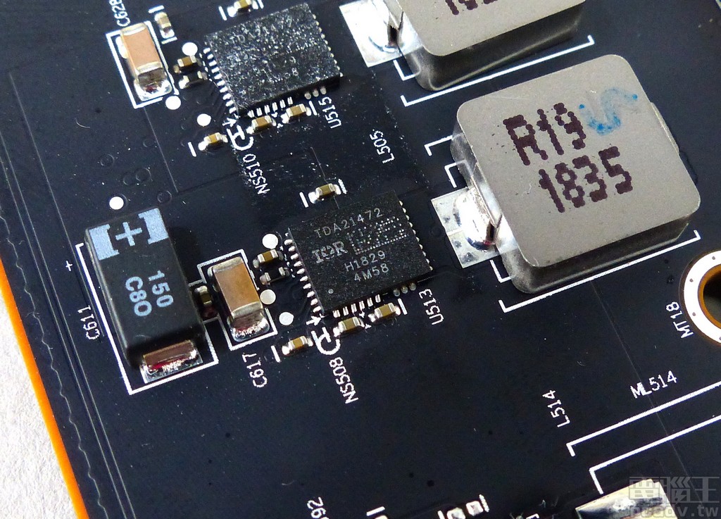 單顆 TDA21472 可通過 70A 電流，顯示晶片共安排 12 顆，記憶體共安排 2 顆