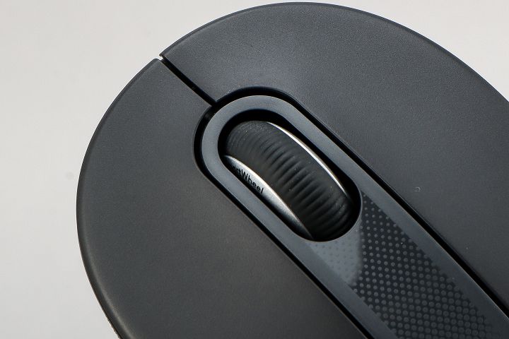 M650 搭載 Smart Wheel 滾輪，可自動調節頁面捲動速度，左右鍵則應用了羅技的 SilentTouch 技術，安靜且具有回饋感。