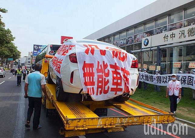 羅姓機械業大老闆因不滿承購750萬元名車開車方向盤轉向有異音，車商擺爛，今天把名車拖到車商位於台中烏日營業所大門口當「展示車」，並帶50多人到場抗議。記者趙容萱／攝影
