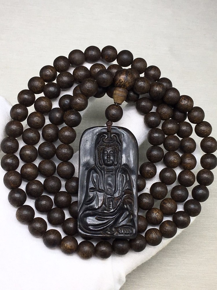 過手留香...常帶可安人身心...凝神靜氣...佩戴美觀舒適...越戴顏色會越深遂...沉香手串是風水寶物...助財養生養德...養顏美容消脹氣排宿...具有調節人體內氣的運行.. .收藏價值高...