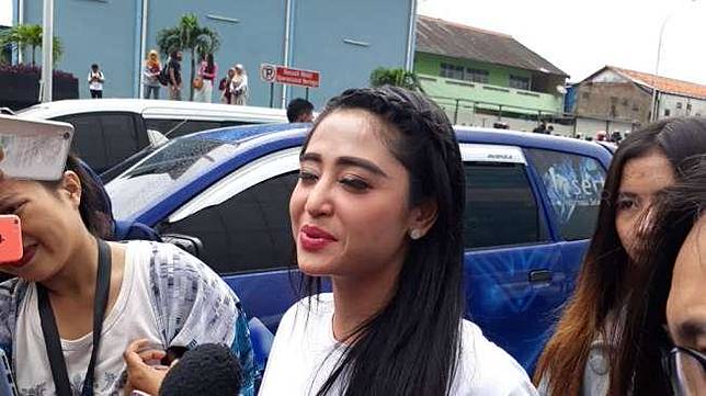 Dewi Perssik di Studio Trans TV, Mampang, Jakarta Selatan, Rabu (29/11/2017). [suara.com/Ismail]