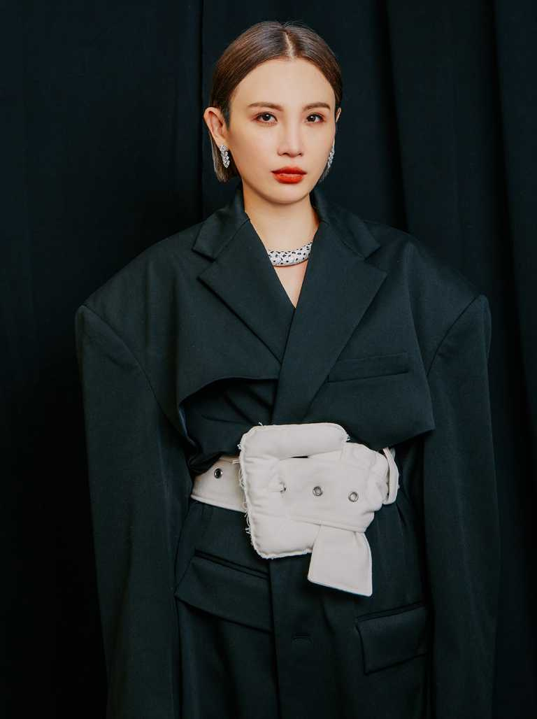 頒發「最佳國語女歌手」獎項時，魏如萱換穿黑色洋裝，佩戴總價近2,400萬的卡地亞頂級珠寶系列作品，閃耀上台獲獎。（圖╱Cartier提供）