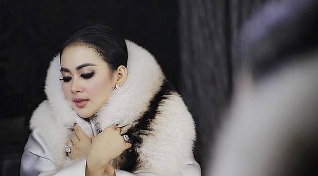 Sempat ‎Tak Rela Bayar Pajak, Syahrini Menangis di Bank