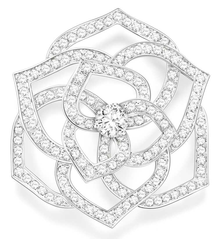 PIAGET「Rose系列」18K白金鏤空玫瑰鑽石胸針╱500,000元。（圖╱PIAGET提供）