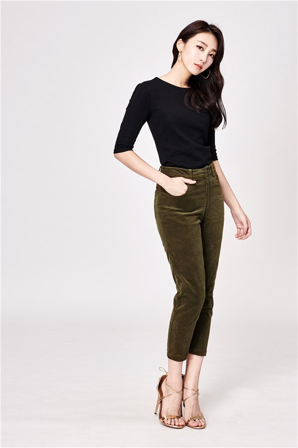 高腰8分長褲；正面以品牌鈕扣及金屬拉鍊閉合；前口袋和後口袋。