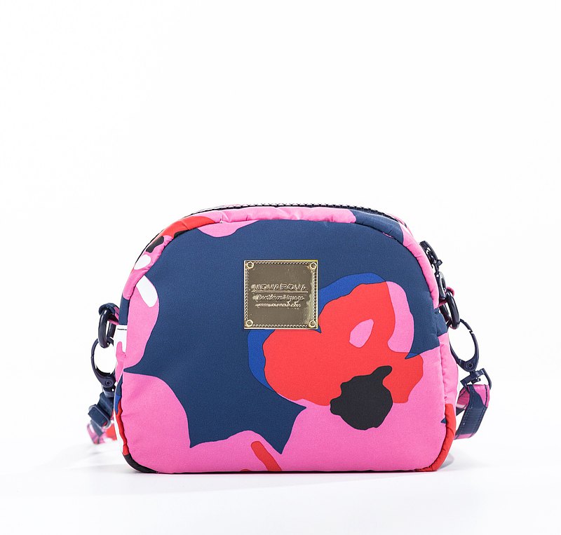 小巧輕盈，適合配搭簡單輕便裝束，經過潑水處理，包包雖小卻可以携帶所有日常必需品；另隨時可拆下肩帶變成化妝包，一物兩用！ 尺寸 : L17cm x H14cm x W 7cm