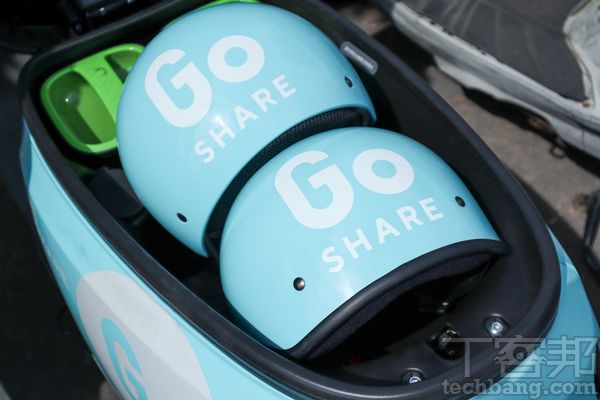 兩頂安全帽可說是標準配備，但由於是多人共用，乾淨與否通常只能靠運氣。