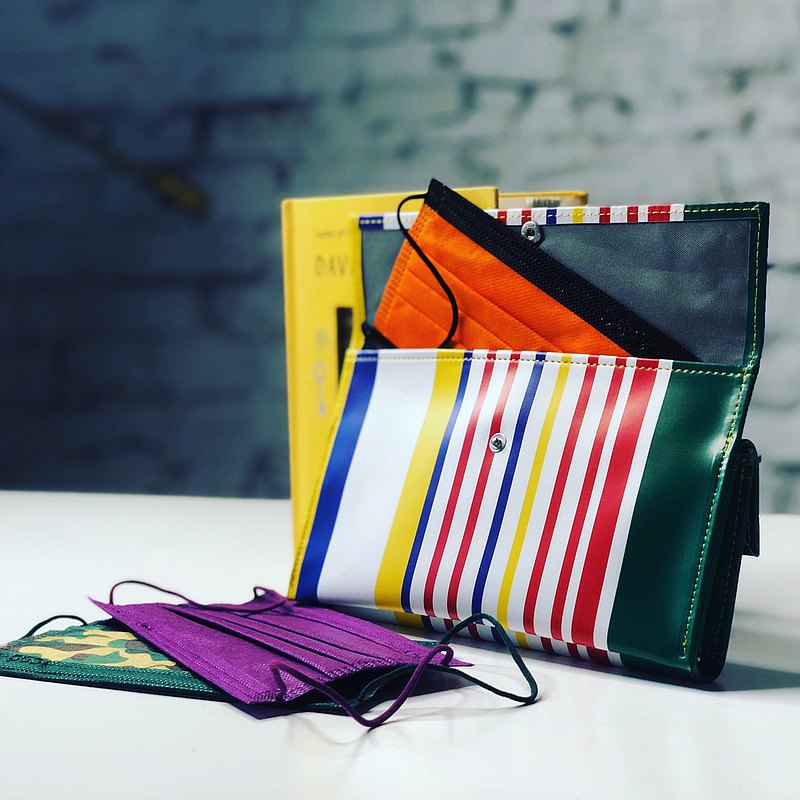 「The Taste」一次收納「眼鏡、口罩、唇膏」等小物，抗菌內裡守護您的衛生考量~(顏色為一連續性條紋印花，出貨前會依庫存讓您選擇)