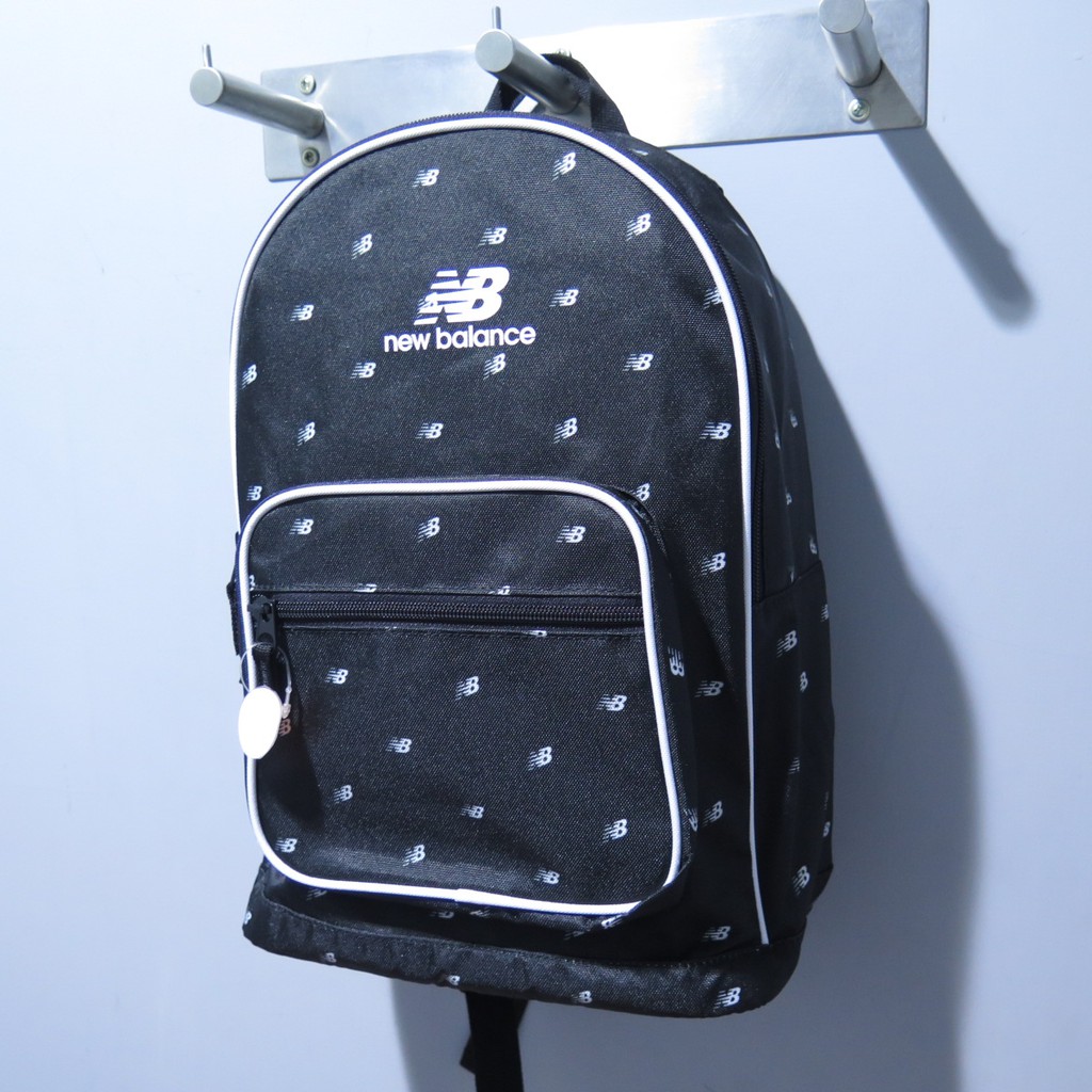 #後背包 #NB #休閒 ◇所有商品皆100%公司正品 全新現貨 販售商品皆開立發票 敬請安心選購◇本賣場實體店面位於桃園中壢市中正路商圈，經營三十餘年，為品牌簽約經銷商，現擴及網路服務中 :)◇本賣