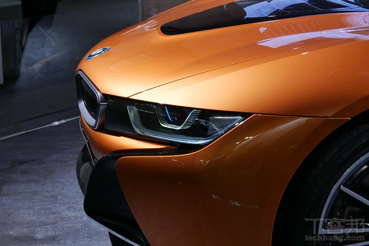 BMW i8 Roadster油電跑車現身Computex世貿三館，售價台幣1,068萬元的神車 多圖動眼看！