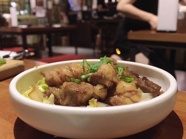 「花蓮旅遊」花蓮租車三天二夜輕旅行自駕遊，盛夏消暑追鯨趣-花蓮永宬租車，老時光燒肉酒肴，欣欣麵館不是麵店，小花公寓民宿與窩WOW青年旅館直擊分享