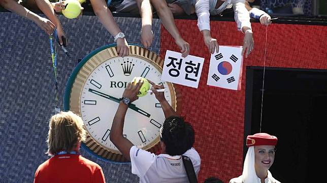 Chung Hyeon memberi tanda tangan kepada penggemarnya usai pertandingan mengalahkan Tennys Sandgren di perempat final Australia Terbuka 2018. (REUTERS/Thomas Peter)