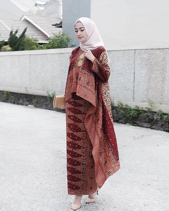4 Inspirasi Busana Muslimah Mewah Warna Maroon Buat