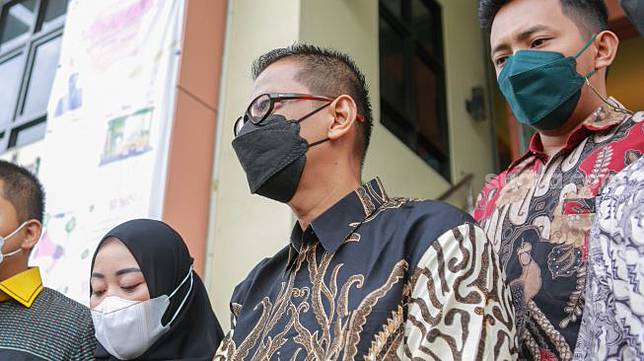 Doddy Sudrajat Ayah dari mendiang Vanessa Angel saat ditemui usai menjalani sidang permohonan hak asuh cucunya, Gala Sky di Pengadilan Agama Jakarta Barat, Selasa (30/11/2021). [Suara.com/Alfian Winanto]