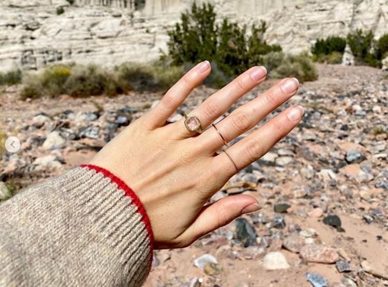 リリー コリンズ 映画監督の恋人と婚約 ちょっと変わった婚約指輪をsnsでお披露目