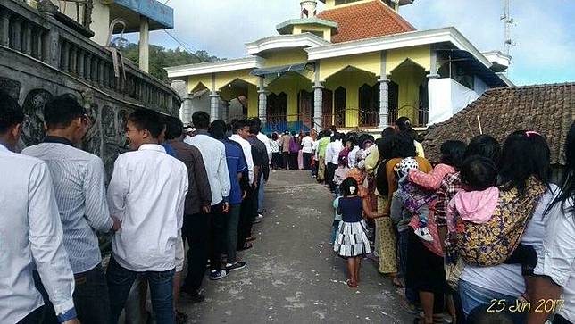 Warga Non-Muslim Beri Surprise kepada Muslim Usai Salat Ied