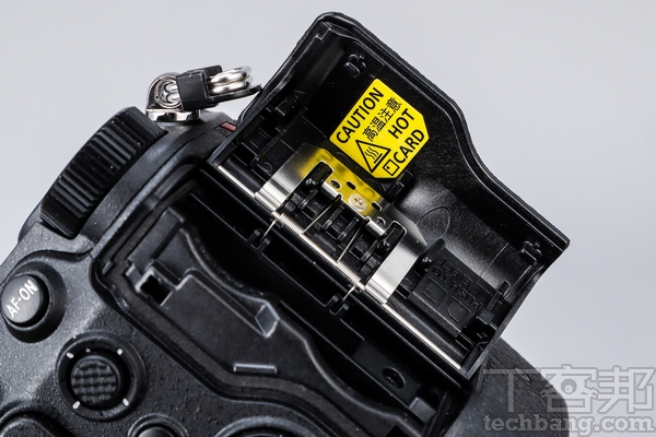 雙卡槽 Z6 II 加入 XQD 與 SD雙卡槽配置，其中 SD卡槽亦支援 UHS-II。