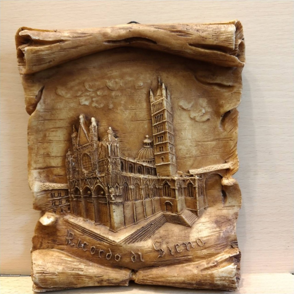 巴黎聖母院塑膠仿木雕刻 巴黎聖母院吊飾 擺件15x18cm正式名稱為巴黎聖母主教座堂是位於法國巴黎西堤島的天主教教堂，也是天主教巴黎總教區的主教座堂，約建造於1163年到1250年間，屬於哥德式建築，