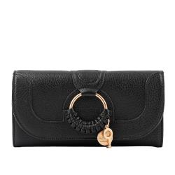 ◎最夯新品 名媛愛款|◎高級皮革 質感絕佳|◎外感美艷 注目焦點品牌:SeeByChloe品牌定位:國際精品款式:長夾適用性別:女生尺寸:W19.5xH10xD3cm外層材質:動物真皮革顏色:黑色系流