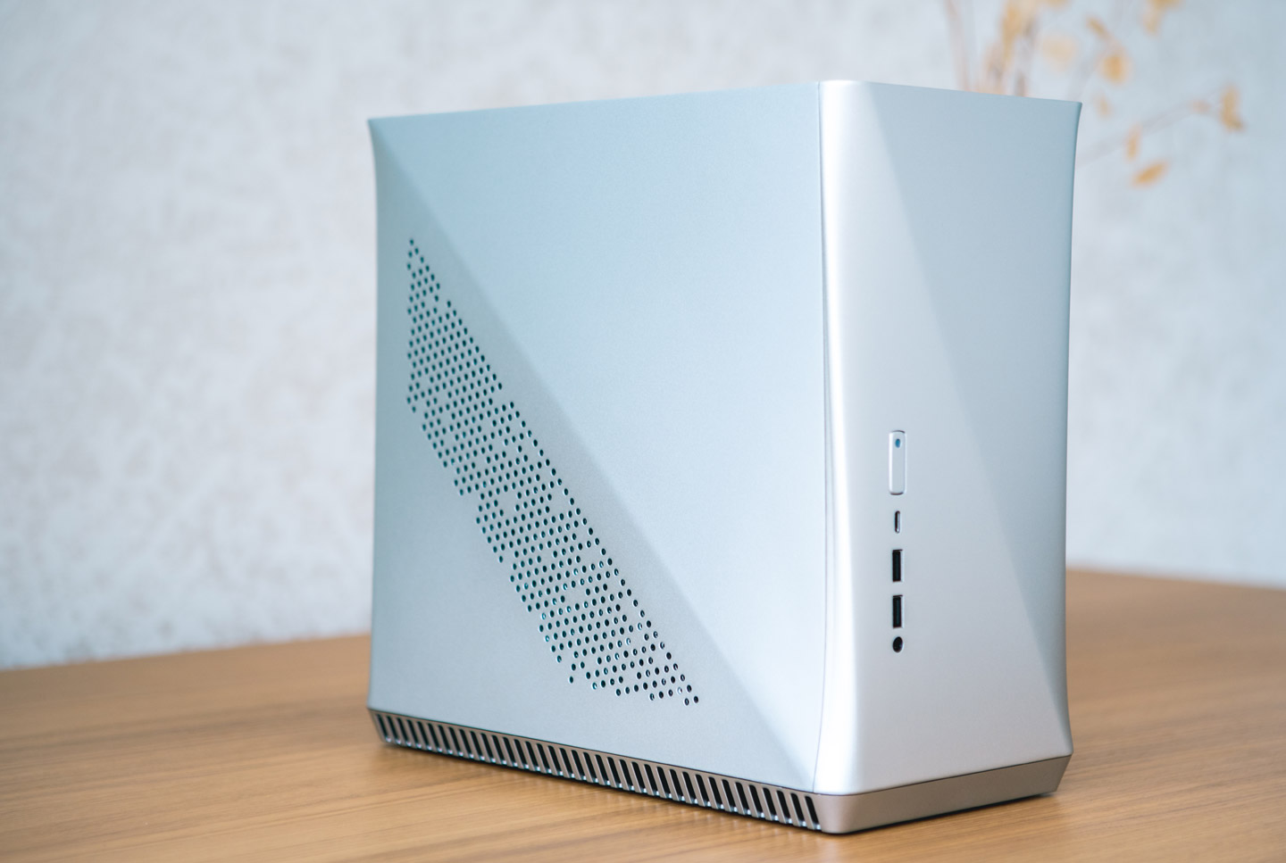 Era ITX 機身採用鋁合金材質打造，並加上了噴砂處理，機身也搭配陽極氧化處理營造出更豐富的層次感。