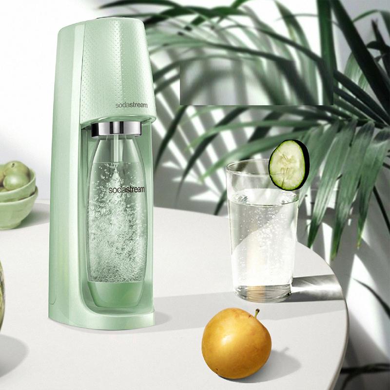 產品特色 新色上市!加碼送好好帶水瓶+糖漿(顏色口味隨機) 耀眼光澤和摩登簡約的2017全新機型，家中必備亮眼擺設。 自動扣瓶裝置，不用再手動旋轉鎖瓶子了！ 隱藏功能式機頂打氣鈕，全機設計更精簡！ 產