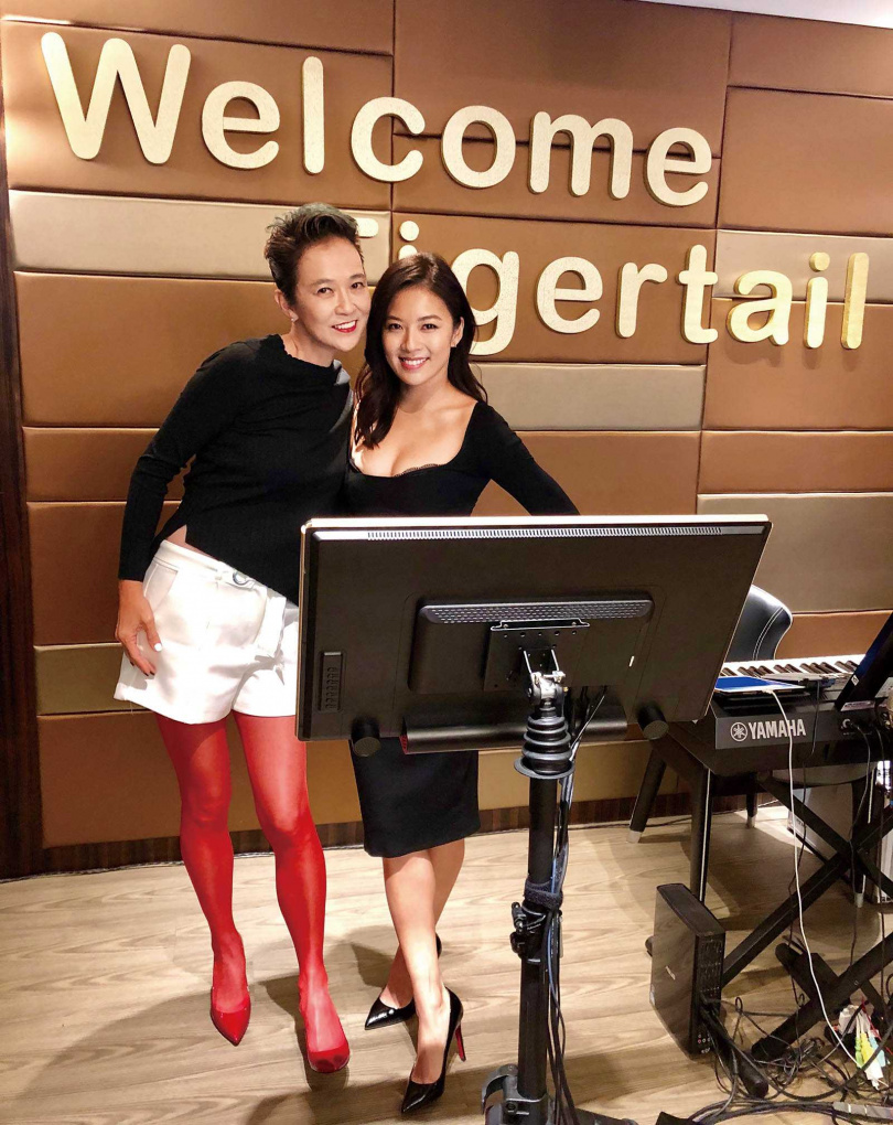 葛曉潔在媽媽文潔的指導下，學會很多台灣料理。（圖／Netflix提供）