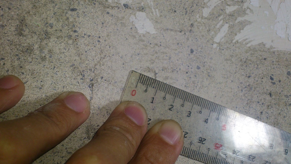 痕跡直徑大於 7 公分，屬於軟質皮膚，用鐵鎚跟一字起子工具就可敲除牆面。