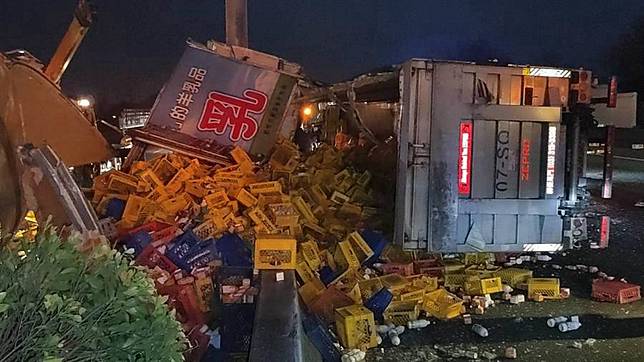 國道乳品貨運車追撞計程車翻覆 駕駛一度受困
