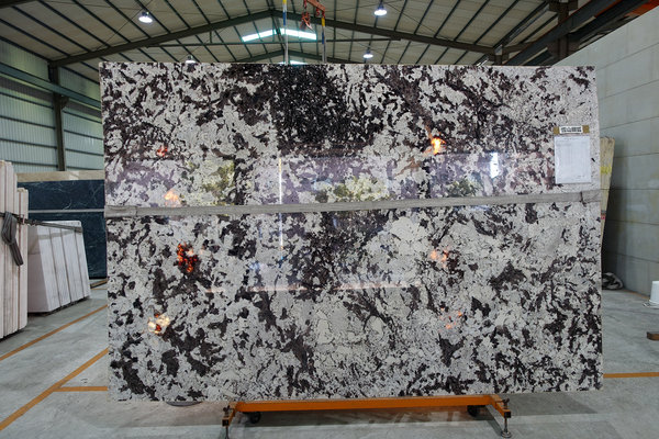 銀狐大理石-八里聯利石材，大理石材推薦，翡翠、瑞士白大理石，白色系大理石，電視牆、玄關、浴室、檯面適用大理石，有礦山自產自銷的大理石材廠推薦