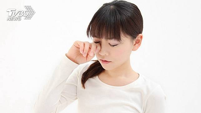 台南市1名男深夜在路邊看到1名正妹哭泣，幫對方擦拭眼淚還擁抱安慰，結果事後被提告。(示意圖／TVBS)