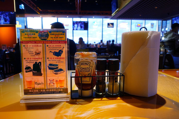 Hooters信義店-遠百信義A13餐廳推薦，HOOTERS美式餐廳大遠百14樓信義店，近看101及百萬級景觀的遠百深夜食堂，遠百信義A13聚餐餐廳