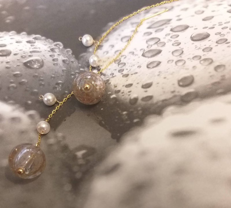 ＊＊關於材質＊＊ 主體：手工琉璃 尺寸：1.0 x1.0 cm 顏色：粉色微透金沙 配件：925銀+14Ｋ包金/Gold Filled 在Ｋ金的包覆下, 表面另有特殊覆蓋一層精緻護膜,讓K金質感更出色