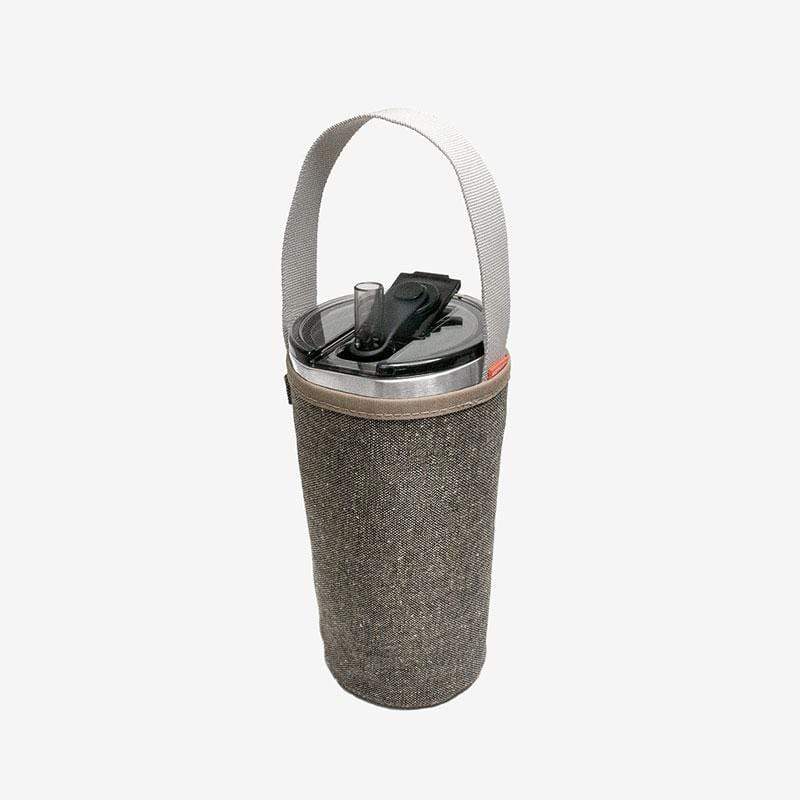 產品特色 吸管收納，一開即喝 真空保冰，暢飲更久 曲面集中，一滴不剩 密封防漏，衛生防塵 超大口徑，清洗簡單 矽膠底墊，吸音防滑 無焊內膽，一體成形 透明吸管，革新材質 產品介紹 從小在這炎熱的環境長