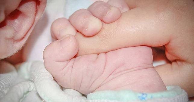 「沒有去醫院的錢」　躲家裡廁所產女…眼睜睜放著看她死