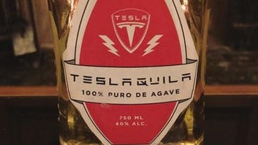狂週邊再一發！特斯拉龍舌蘭酒「Teslaquila」能否趕上股東會慶功？