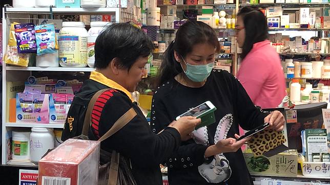 台南市南區藥局陳姓老闆娘經檢察官複訊後，認她有犯罪嫌疑，但無聲請羈押的必要，晚間諭知10萬元交保。檢方強調，全案仍有深入調查的必要，將會繼續追查。記者邵心杰／攝影