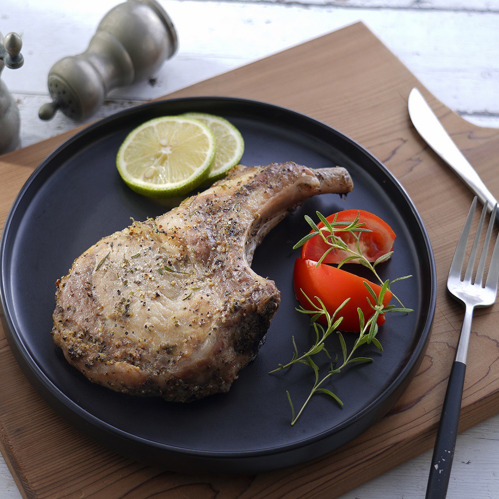 品牌：安永鮮物▲以安永鮮豚大里肌部位戰斧豬排，含有大塊肉質的纖維咬感，搭配主廚特調義式香料手工醃漬入味▲簡單烘烤或香煎，即能品嘗軟嫩多汁口感。▲適合 2-3人份【內容物】戰斧豬排、蒜、橄欖油、奶油(殺