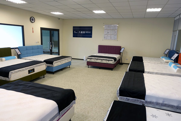 台中床墊工廠直營,台中獨立筒床墊,大里八鐘頭展示工廠,平價乳膠獨立筒床墊, 彈簧保固10年、流程透明手工客製獨立筒床墊