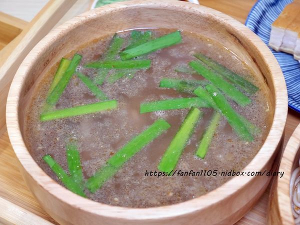 【汐止美食】鄉下人-豬血湯肉燥麵 #古早味 #豬血湯 #燙青菜 #香辣麵 路邊攤價格，冷氣開放文青風店面 (12).JPG