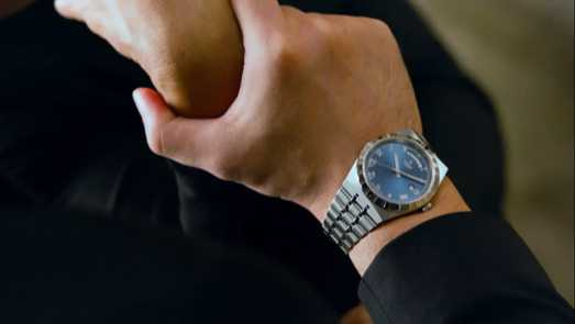 周杰倫手上佩戴的全新TUDOR「Royal皇家系列」腕錶，錶面閃著奪目亮眼的海洋藍色。（圖╱翻攝自IG）