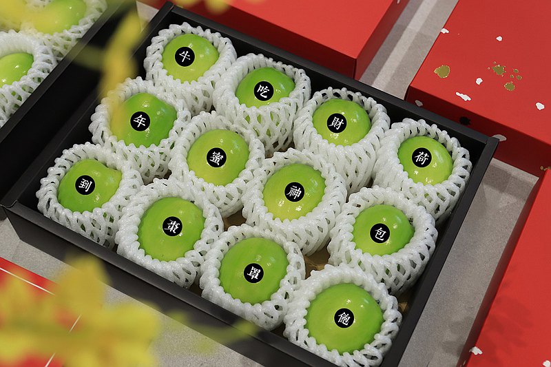 ✔ 冬季限定！人氣蜜棗，限量100箱 ✔ 霸王品質 12/箱，禮盒裝，2kg ✔ 肉質清脆、爽口多汁、甜度高，果實碩大 ✔ 友善環境，草生栽培 ✔ 網室種植的11年老欉甜蜜 ✔ 大目強力推薦的脆甜多汁