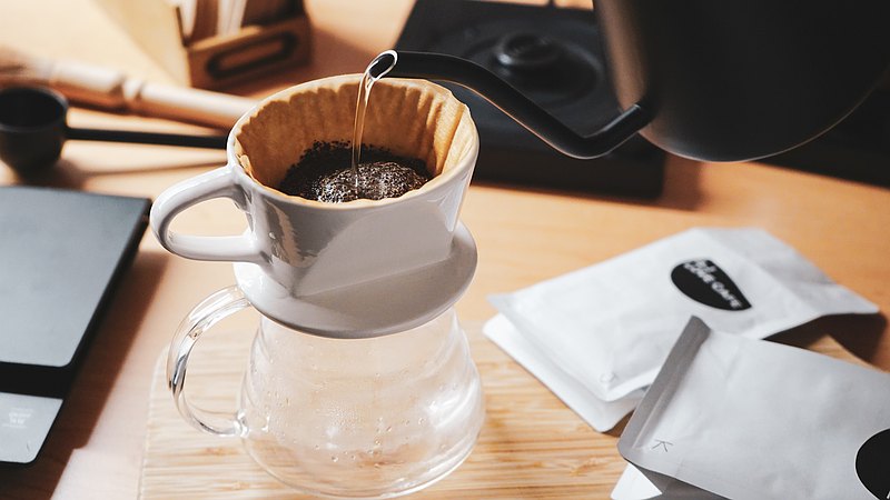 常常手沖，卻總是不確定究竟沖得好不好？ 讓CoE高階杯測師B.J.老師從咖啡豆的風味品鑑開始，先教你喝懂咖啡正向風味。 再由B.J.老師與台灣手沖亞軍Mei老師攜手一對一指導，陪你好好練習、校正沖煮技