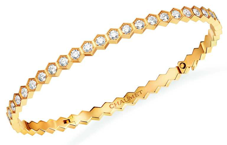 CHAUMET「Bee My Love系列」18K黃金鑽石手鐲╱425,000元。（圖╱CHAUMET提供）