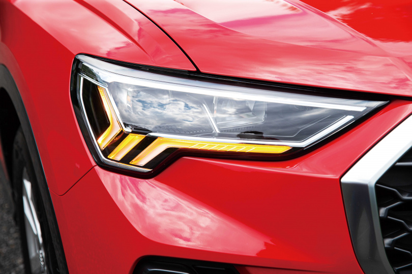 燈具組採用光箭型的日行燈，轉彎時會轉為動態序列式方向燈。（圖／黃耀徵攝）