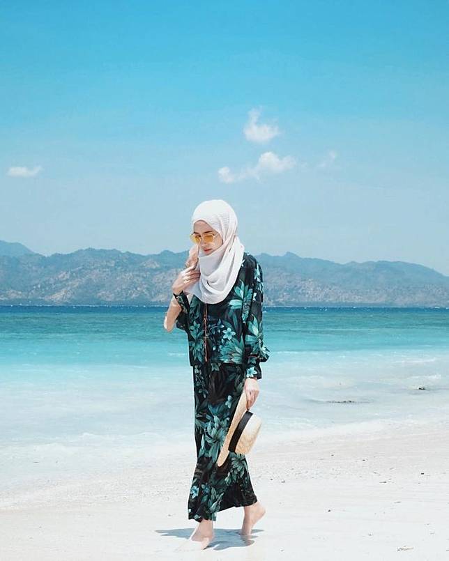 7 Inspirasi Fashion Hijab Buat Liburan Ke Pantai Ala