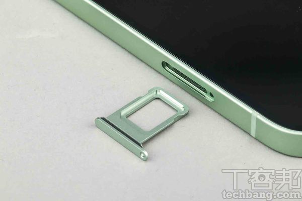 IP68防水設計在6公尺水下，可維持30分鐘運作，於卡槽上也可見防水膠條。