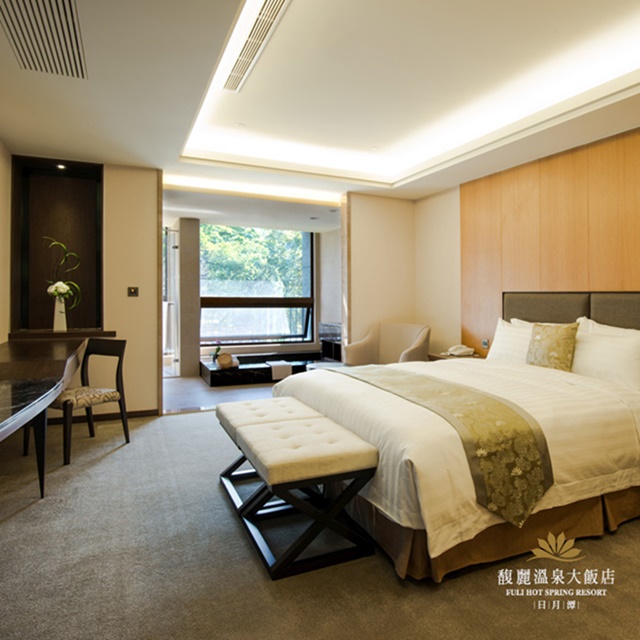 1.單張券可2人於日月潭馥麗溫泉大飯店入住《經典湯語房或豪華日月房》乙晚+早餐2客+英式雙人下午茶乙份+加贈2張船票+加贈12歲以下兒童免費入住(不含早餐及備品每房最多2位)。※＝房型依現場提供為主，