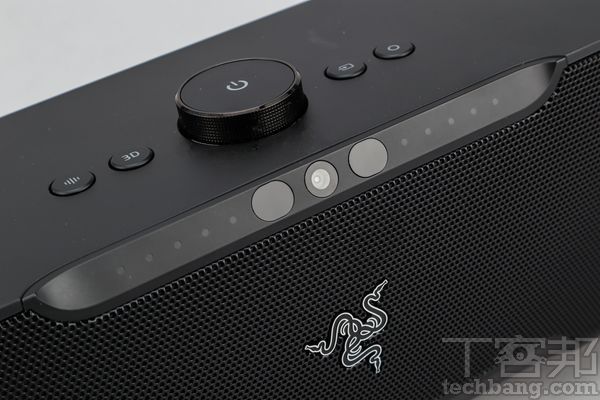 紅外線攝影機 透過整合是紅外線攝影機自動追蹤使用者頭部位置，將聲音直接傳達至耳朵。